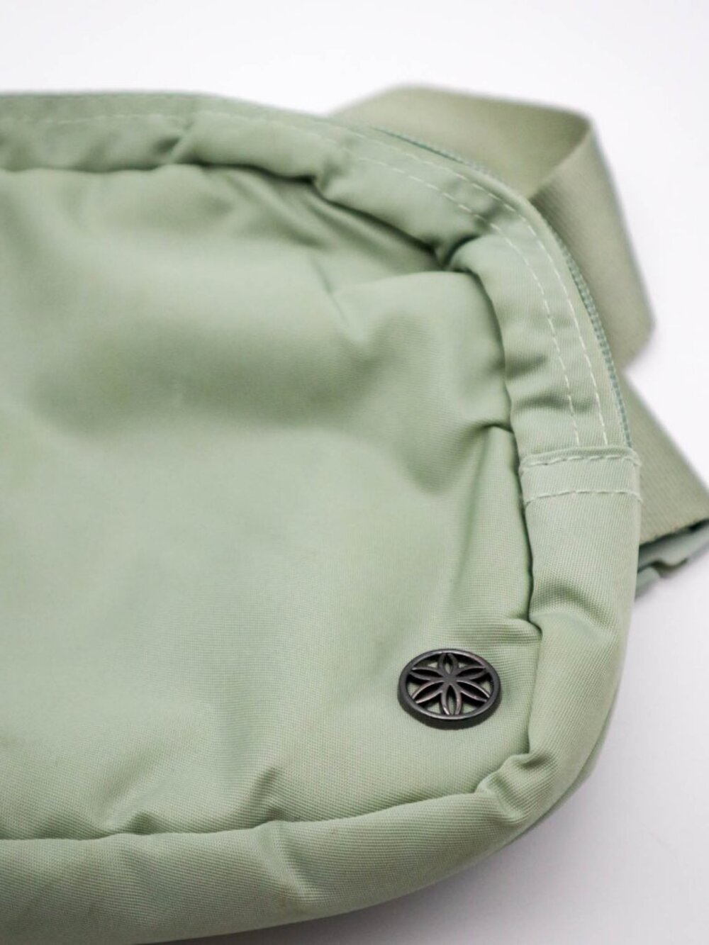 GAIAM Sidekick Waist Fanny Pack Belt Bag Sage Green Hiking Travel - Picture 3 of 6